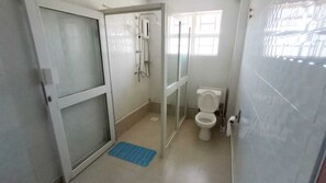 Family Apartment, City View | Bathroom | Shower, slippers, towels, soap - Lux Suites Musundi Homes Kakamega (Kakamega)