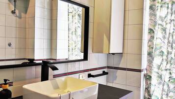 Dusche, Bidet, Handtücher, Seife