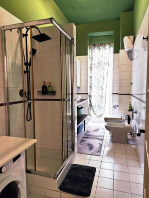 Shower, bidet, towels, soap - Amedeo Central Apartment (Bari)