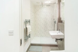 Een douche, een haardroger, handdoeken, zeep
