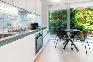 Een magnetron, een oven, een kookplaat, een vaatwasser