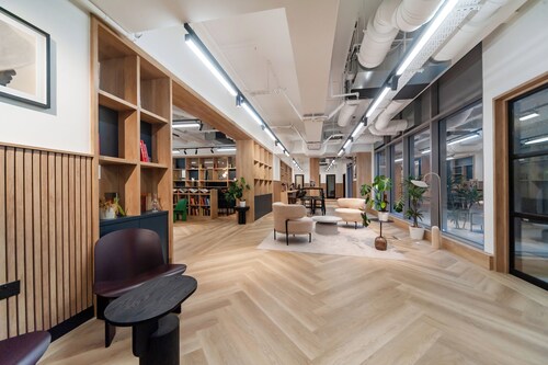 Modern Park-View Apartment | Near Kew Gardens, Chiswick & Brentford Stadium