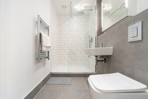 Dusj, hårføner, håndklær og såpe