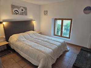 2 habitaciones y tabla de planchar con plancha 