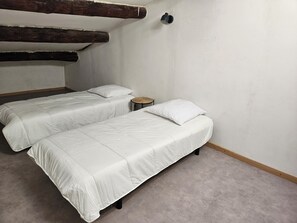 2 habitaciones y tabla de planchar con plancha 