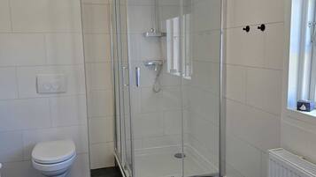 Bruser, hårtørrer, Sæbe, Toiletpapir