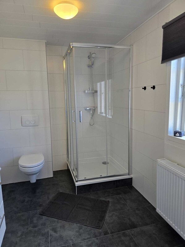 Bruser, hårtørrer, Sæbe, Toiletpapir