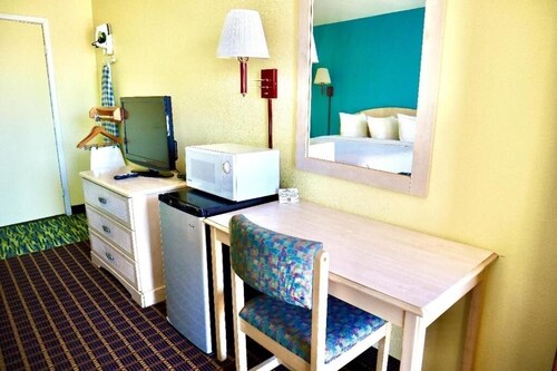 Comfortable Queen Bed + Free Parking