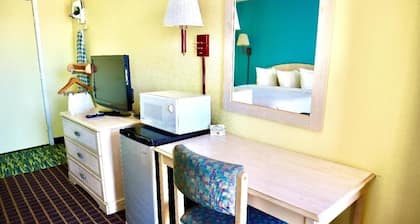 Comfortable Queen Bed + Free Parking