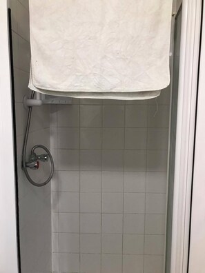 Basic Double Room | Bathroom | Shower, towels