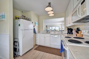 ثلاجة، ميكروويف، فرن، موقد طهي مسطح