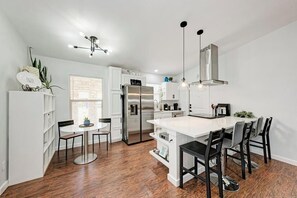 Fridge, microwave, oven, stovetop - 3Bed • Flexible Stays • Near Dell & Lakeland (Cedar Park)