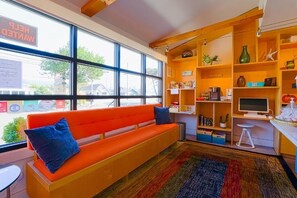 TV - Quiet Room for Relaxation Near Local Seaside Landmarks (Seaside)