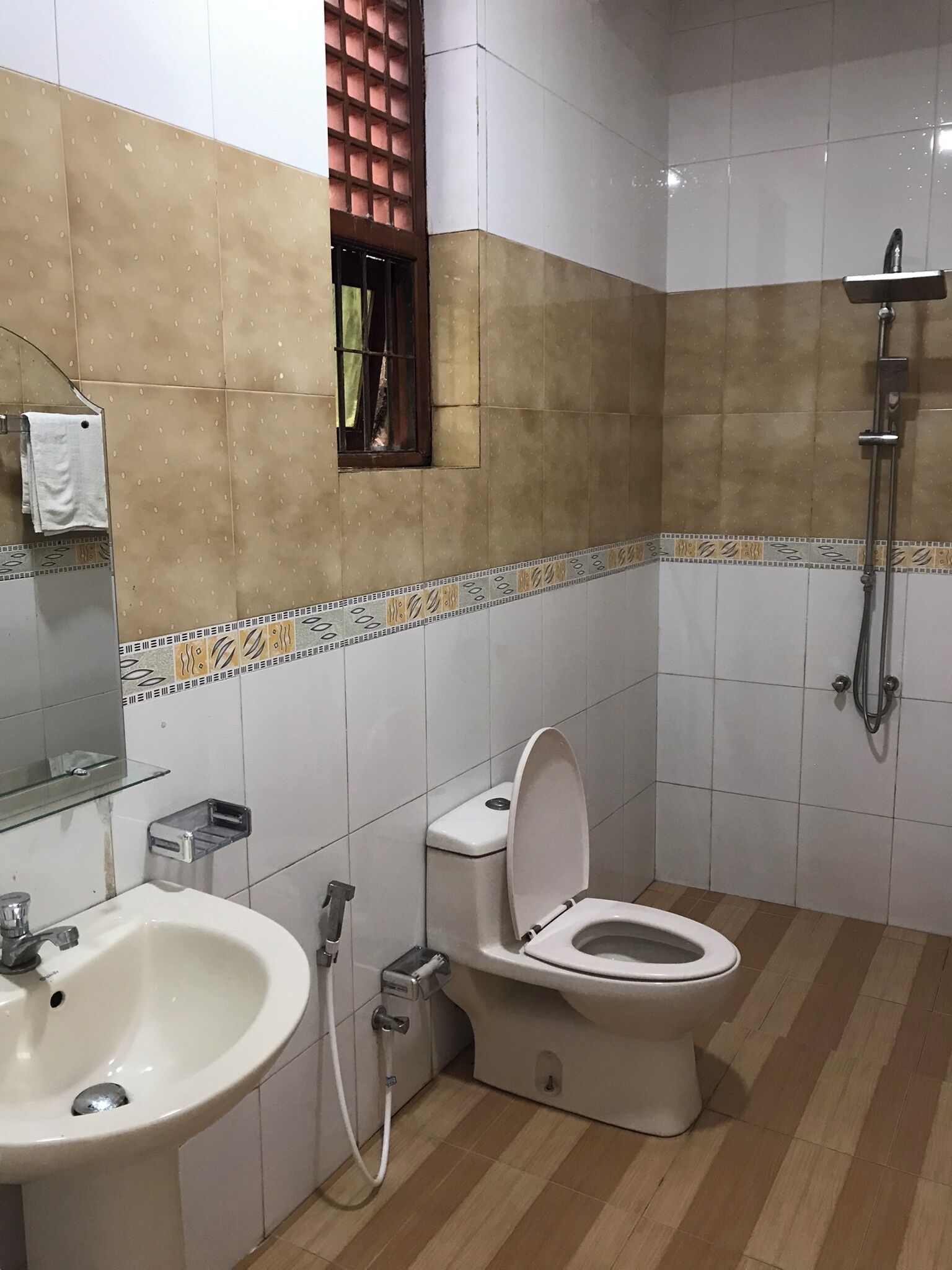 Basic Double Room | Bathroom | Shower, towels, soap