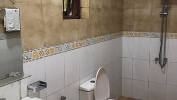 Habitación básica doble | Baño | Regadera, toallas, jabón