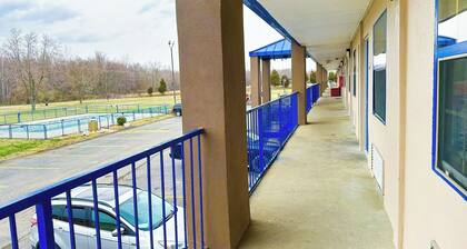 Charming Pet-Friendly Room with Ample Truck Parking and Private Bathroom