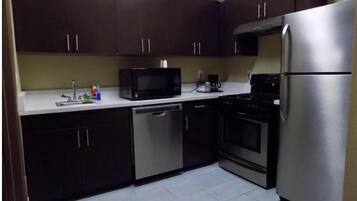 Refrigerador, microondas y cafetera y tetera