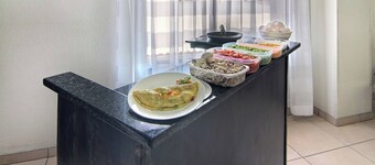 Relaxing Room w/ Premium Cable Just Miles From Gallup Airport & Local Dining