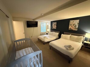 2 bedrooms, WiFi, bed sheets - Downtown 2BR/2BA by Love Park & Convention Center (Philadelphia)