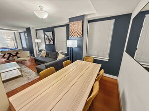 Game room - Downtown 2BR near City Hall & Reading Terminal Ctr (Philadelphia)