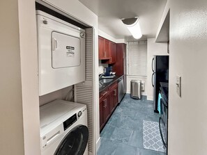 Fridge, microwave, oven, stovetop - Downtown 2BR near City Hall & Reading Terminal Ctr (Philadelphia)