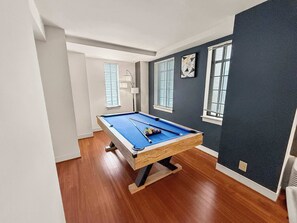 Game room - Downtown 2BR near City Hall & Reading Terminal Ctr (Philadelphia)