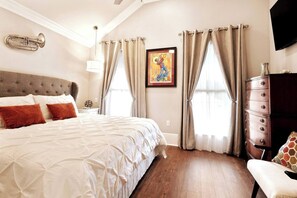 2 quartos, ferros/tábuas de passar roupa, berço de viagem