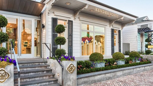 Un edificio moderno con escaparate que dice "Kendra Scott".