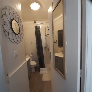 Een haardroger, handdoeken, zeep, toiletpapier