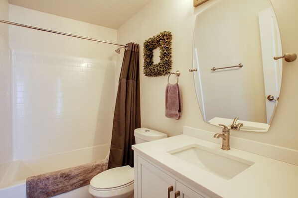 Une salle de bain avec une baignoire, des toilettes et un lavabo.