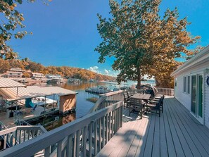 Outdoor dining - Near Paradise-3BD/2BA/Dock/Deck/Firepit/Kayaks-7PP (Sunrise Beach)