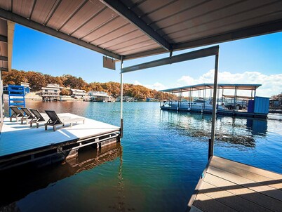Lakefront 3BR, 2BA home in coveted cove near Margaritaville and Paradise. Features private dock with sundeck, decks with grill and firepit, gourmet kitchen, kayaks, WiFi, and pet-friendly fun. Quiet Cove minutes from the Action.