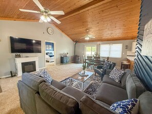 Smart TV, fireplace - Near Paradise-3BD/2BA/Dock/Deck/Firepit/Kayaks-7PP (Sunrise Beach)
