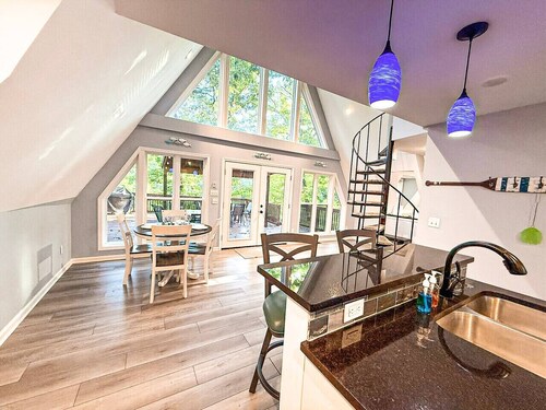 Private Lakefront Home w/Dock/Kayaks/4BD/2BA-12PP