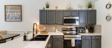 Microonde, forno, piano cottura, lavastoviglie