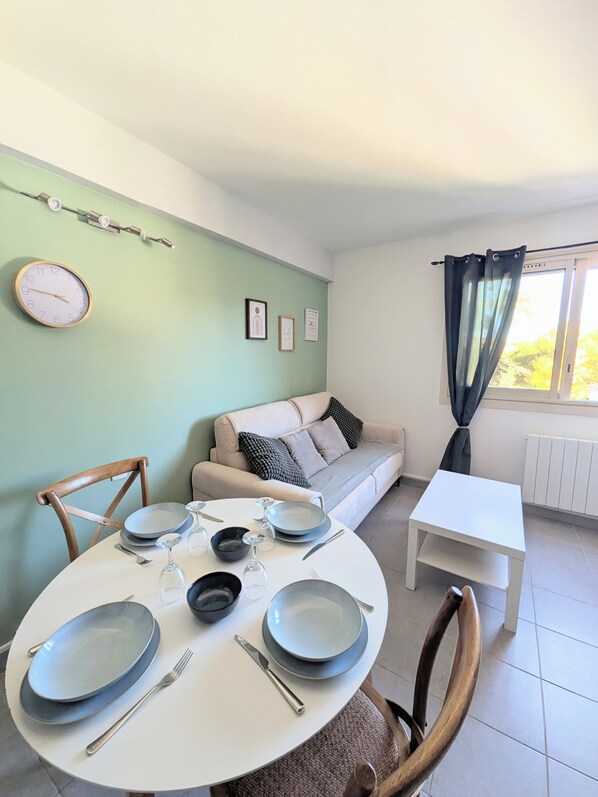 Smart TV - Charming T2 150 m spa capacity 4 people   (Gréoux-les-Bains)