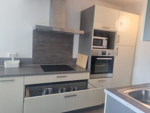 ثلاجة، ميكروويف، فرن، موقد طهي مسطح