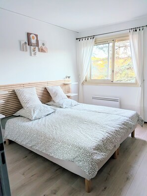 1 غرفة نوم ومكواة/لوح كي وواي فاي مجانًا وملاءات أسرّة