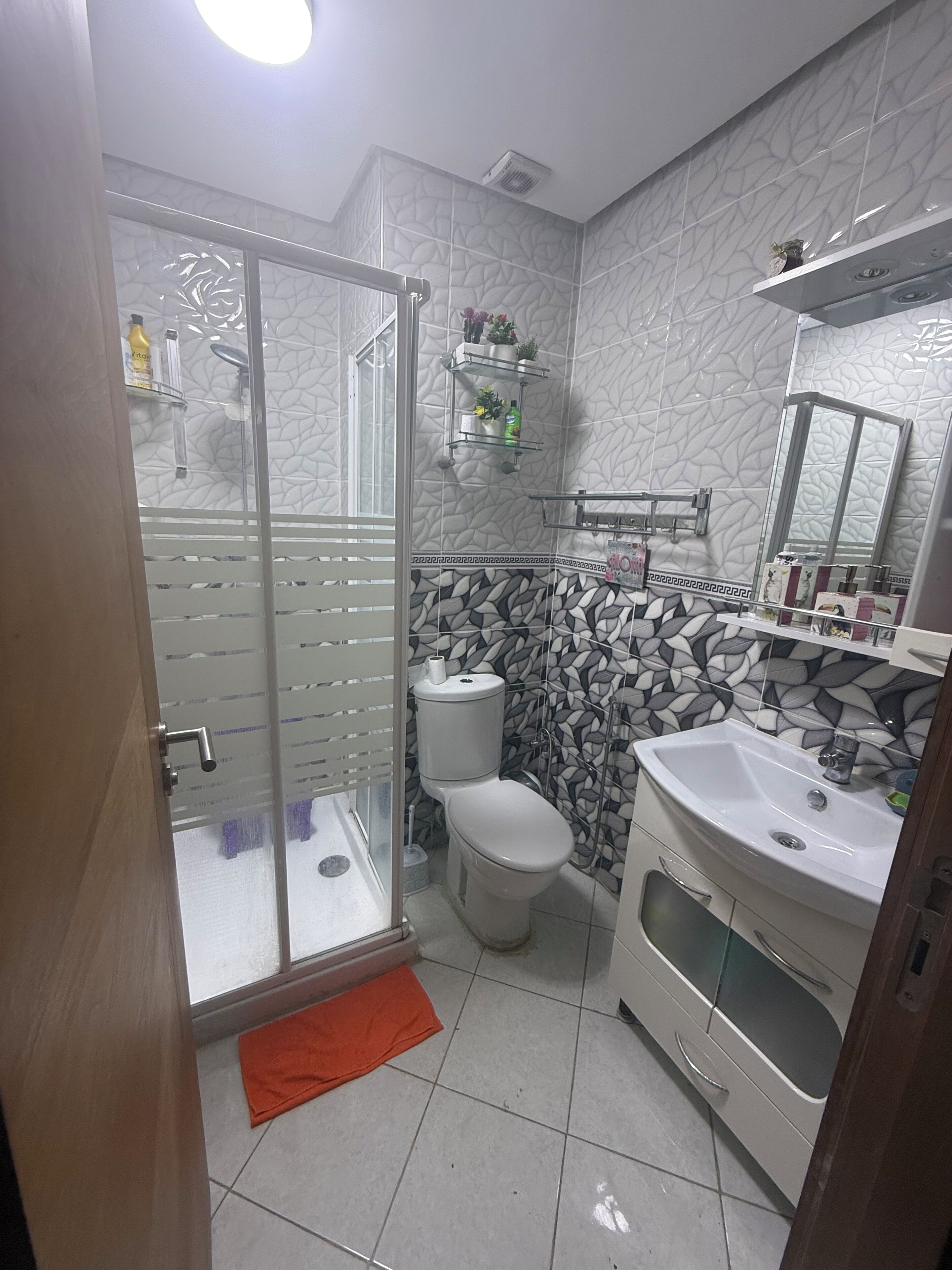 Douche, sèche-cheveux, serviettes fournies, savon