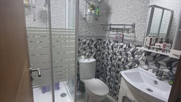 Douche, sèche-cheveux, serviettes fournies, savon
