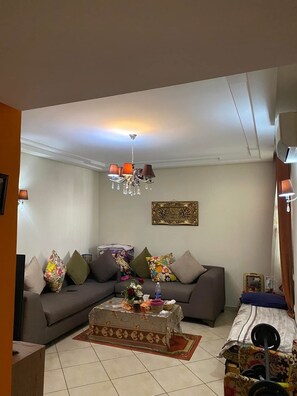 TV - Chic 1-bedroom apartment in enchanting Casablanca with fitness room, AC (Casablanca)