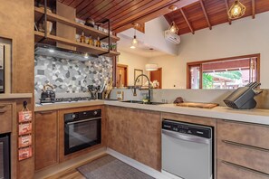 Mikrobølgeovn, ovn, kokeplater og oppvaskmaskin