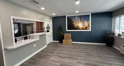 Escape To Updated Unit Near American Space Museum With Parking