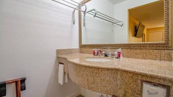 Een haardroger, handdoeken