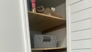 Varastokomero, jossa on hyllyjä ja laatikoita.