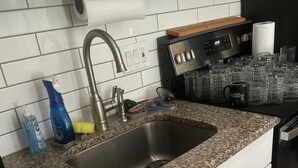 Keittiössä on graniittitaso, ruostumattomasta ter äksestä valmistettu allas ja musta liesi.