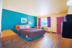 Iron/ironing board, free WiFi, bed sheets