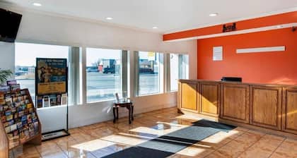 Stay In Relaxing Room With Free Parking Near Boot Hill Museum