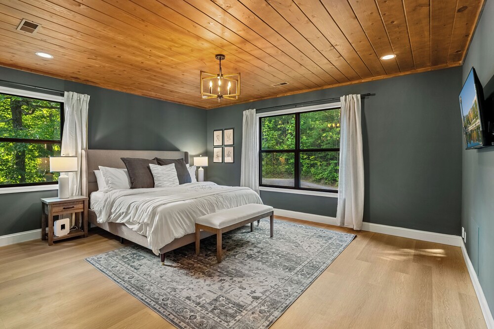 View of Secluded Luxury+Private Gym+Sauna+Game Room+Fire Pit+10mins to GAT and ...
