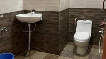 Habitación cuádruple básica | Baño | Regadera, amenidades de baño gratuitas, toallas, jabón